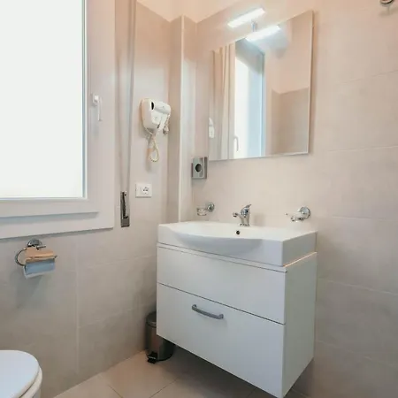 Apartment Al 13 - Lakeside Leisure & Business *