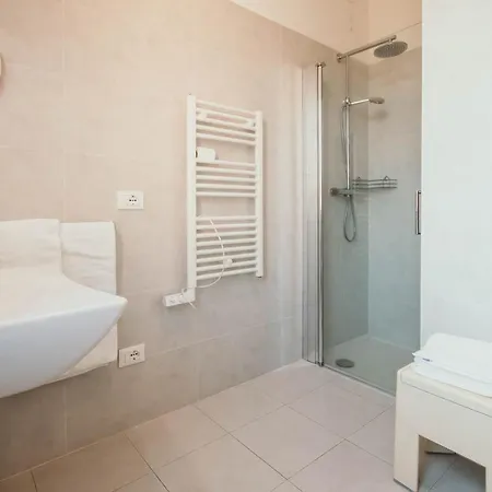 Al 13 - Lakeside Leisure & Business *