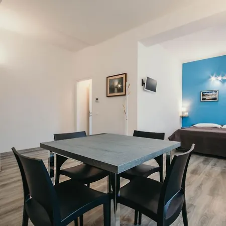 Al 13 - Lakeside Leisure & Business