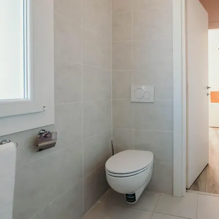 Al 13 - Lakeside Leisure & Business Apartment *