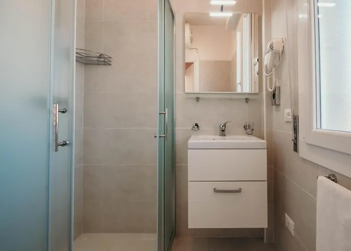 Al 13 - Lakeside Leisure & Business