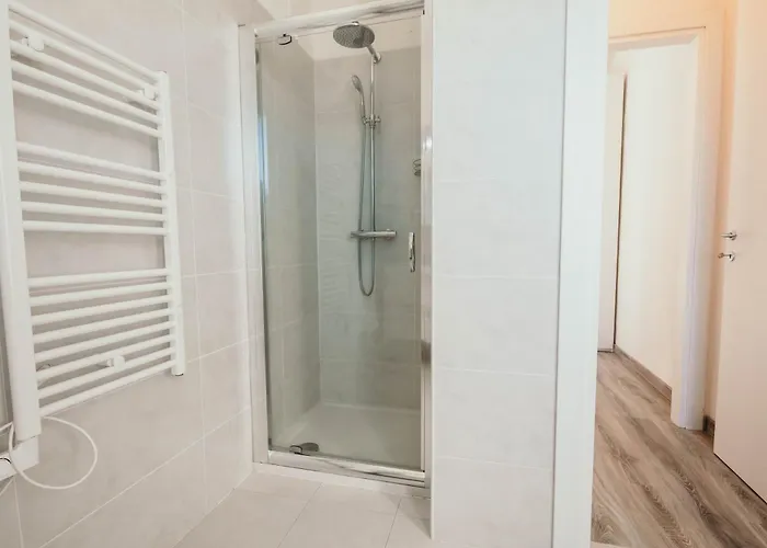 Al 13 - Lakeside Leisure & Business *