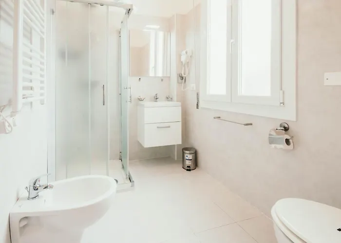 Al 13 - Lakeside Leisure & Business *